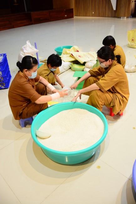 Giving Tet gifts to poor households