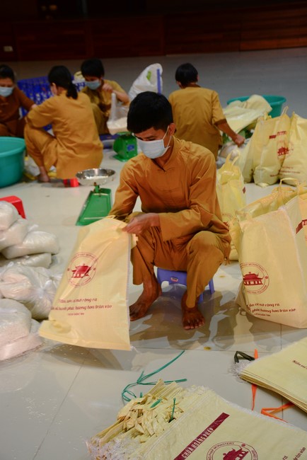 Giving Tet gifts to poor households