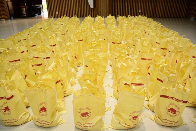 Giving Tet gifts to poor households