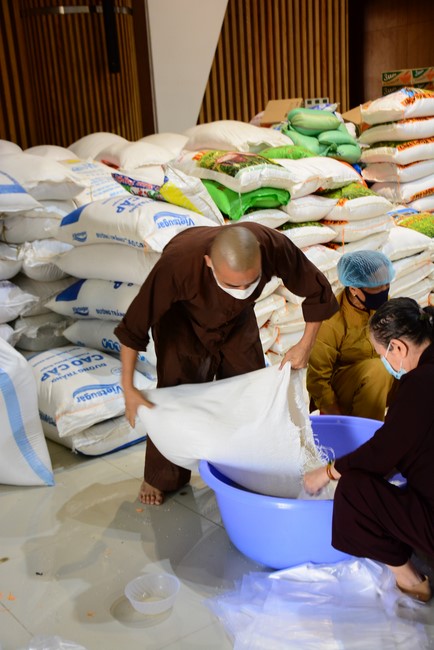 Giving Tet gifts to poor households