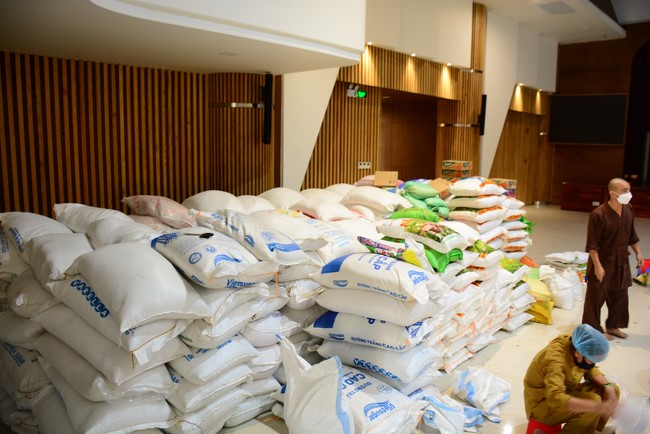 Giving Tet gifts to poor households