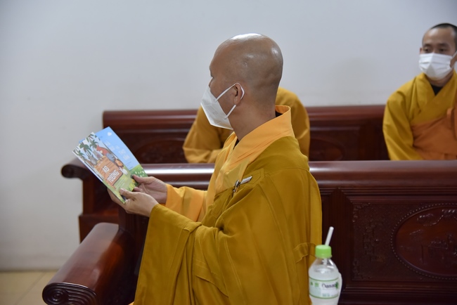 Junior Thich Minh Thanh paying homage and wishing Tet to Most Abbot Thich Chan Tinh