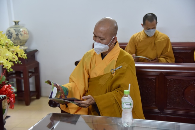Junior Thich Minh Thanh paying homage and wishing Tet to Most Abbot Thich Chan Tinh