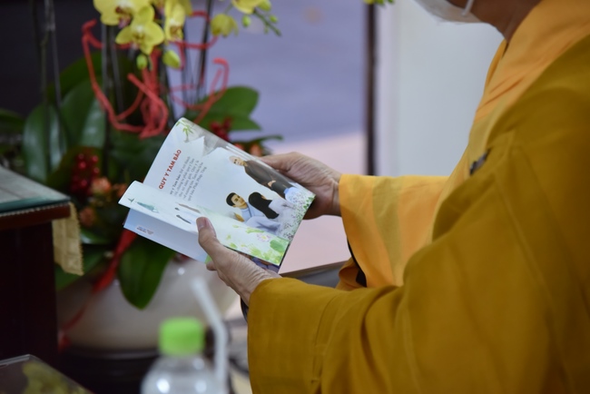 Junior Thich Minh Thanh paying homage and wishing Tet to Most Abbot Thich Chan Tinh