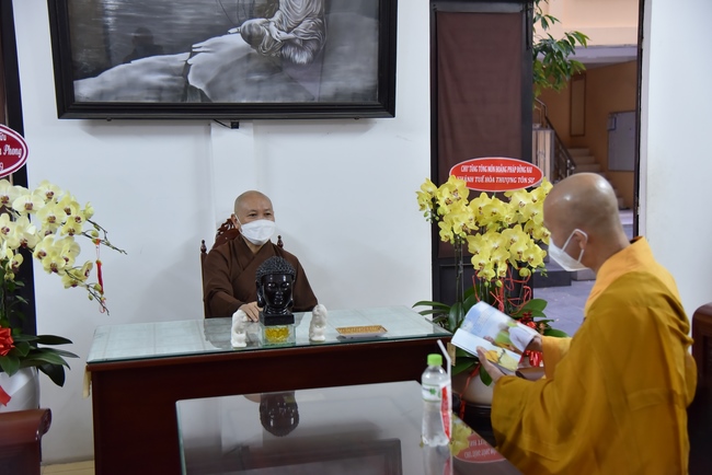 Junior Thich Minh Thanh paying homage and wishing Tet to Most Abbot Thich Chan Tinh