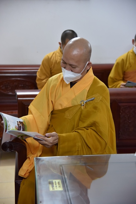Junior Thich Minh Thanh paying homage and wishing Tet to Most Abbot Thich Chan Tinh