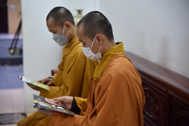 Junior Thich Minh Thanh paying homage and wishing Tet to Most Abbot Thich Chan Tinh
