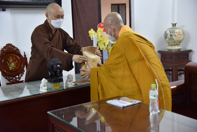 Junior Thich Minh Thanh paying homage and wishing Tet to Most Abbot Thich Chan Tinh
