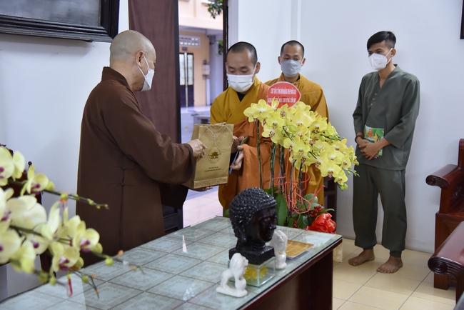 Junior Thich Minh Thanh paying homage and wishing Tet to Most Abbot Thich Chan Tinh