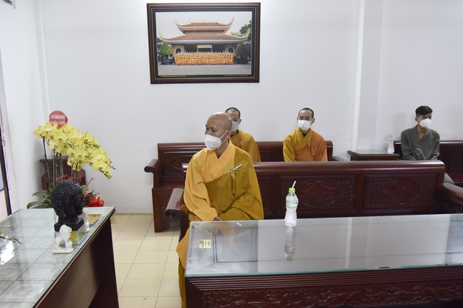Junior Thich Minh Thanh paying homage and wishing Tet to Most Abbot Thich Chan Tinh