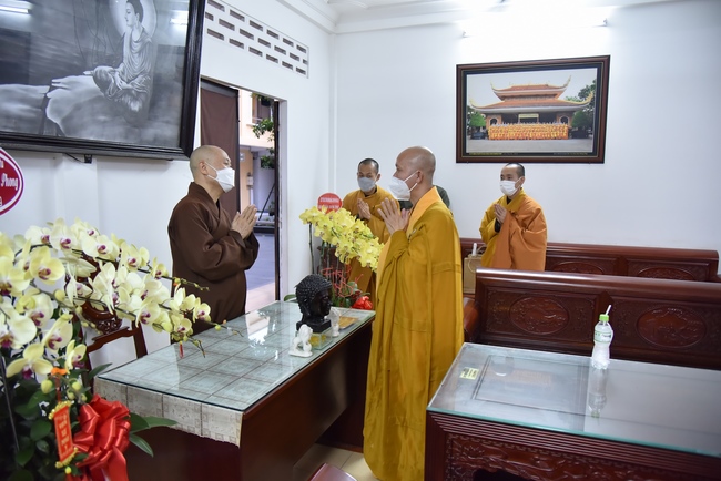 Junior Thich Minh Thanh paying homage and wishing Tet to Most Abbot Thich Chan Tinh