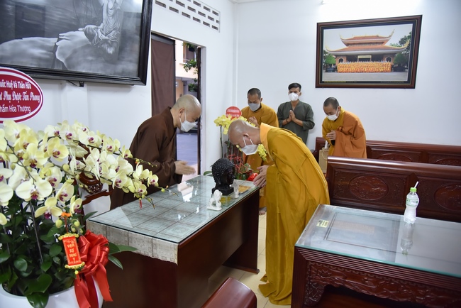 Junior Thich Minh Thanh paying homage and wishing Tet to Most Abbot Thich Chan Tinh
