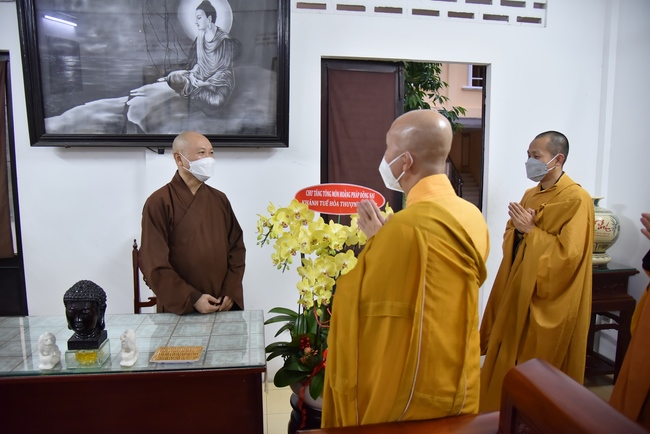 Junior Thich Minh Thanh paying homage and wishing Tet to Most Abbot Thich Chan Tinh