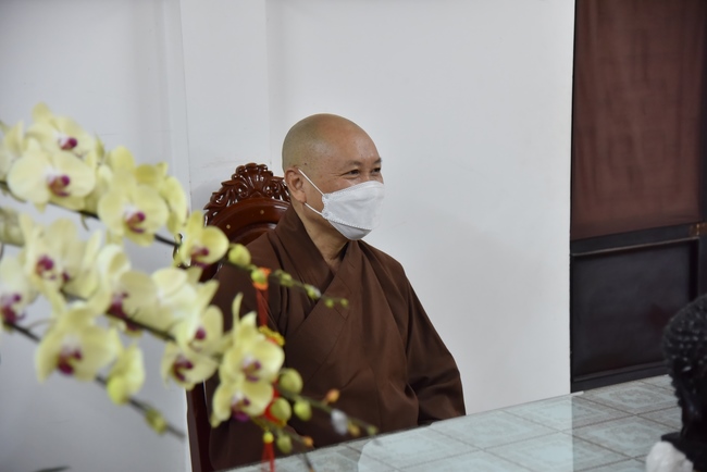 Junior Thich Minh Thanh paying homage and wishing Tet to Most Abbot Thich Chan Tinh