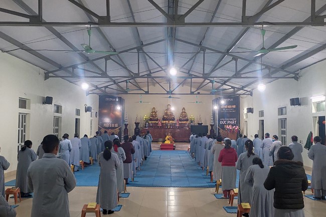 Illuminating ceremony to purify three karma at Dong Cao pagoda