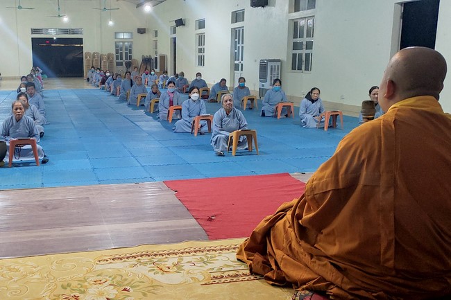 Illuminating ceremony to purify three karma at Dong Cao pagoda