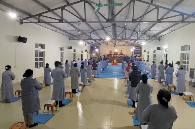 Illuminating ceremony to purify three karma at Dong Cao pagoda