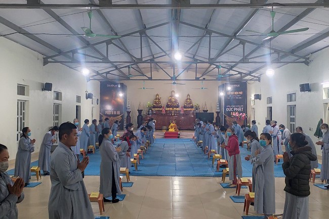 Illuminating ceremony to purify three karma at Dong Cao pagoda