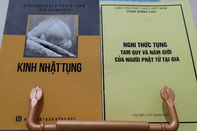 Illuminating ceremony to purify three karma at Dong Cao pagoda