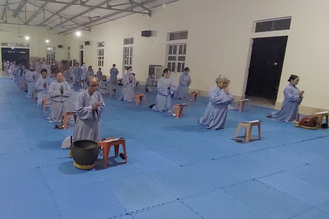 Illuminating ceremony to purify three karma at Dong Cao pagoda