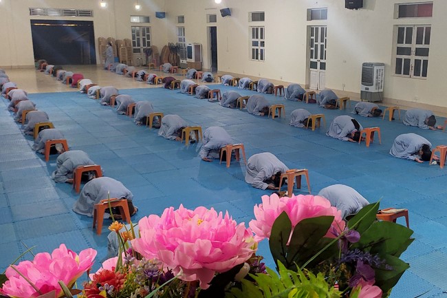 Illuminating ceremony to purify three karma at Dong Cao pagoda