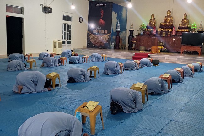 Illuminating ceremony to purify three karma at Dong Cao pagoda