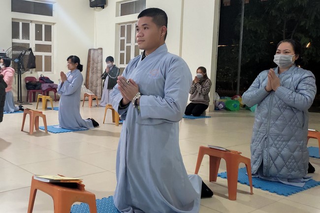 Illuminating ceremony to purify three karma at Dong Cao pagoda