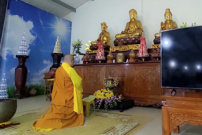 Illuminating ceremony to purify three karma at Dong Cao pagoda