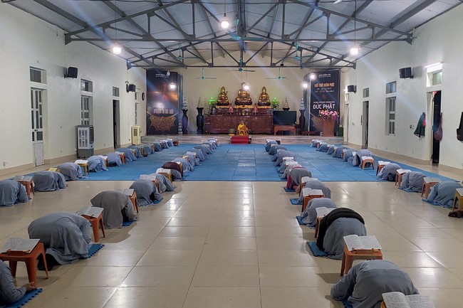Illuminating ceremony to purify three karma at Dong Cao pagoda
