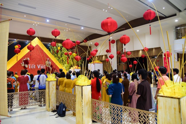 Monks and Buddhists wish a Happy Tet Most Thich Chan Tinh