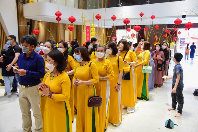 Monks and Buddhists wish a Happy Tet Most Thich Chan Tinh