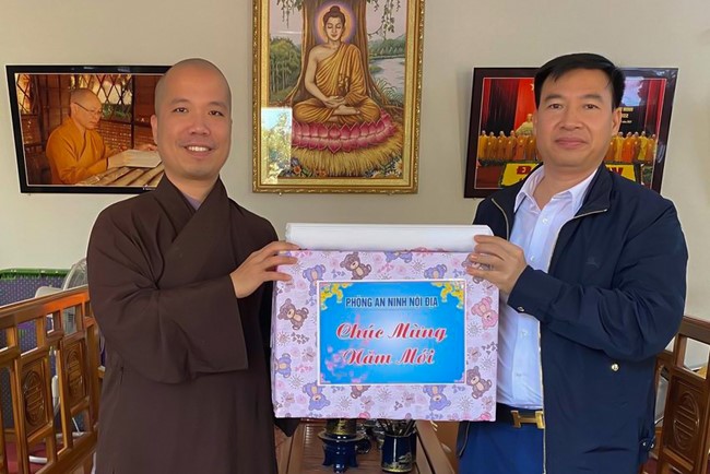 Lãnh đạo Các, Sở, Ban, Ngành tỉnh Quảng Ninh đến thăm và chúc tết chùa Tiêu Dao