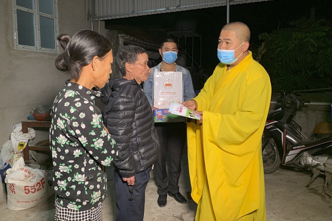 Charity trip to share love of Dong Cao Pagoda