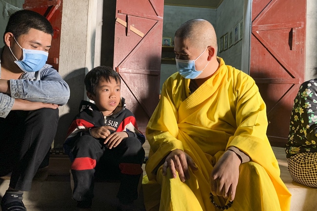 Charity trip to share love of Dong Cao Pagoda