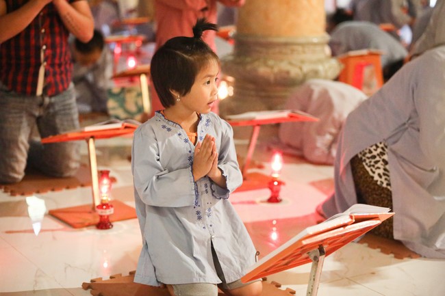 The 1st day of Peace Lighting Assembly on the anniversary Bodhisattva Avalokitesvara at Co Am Temple