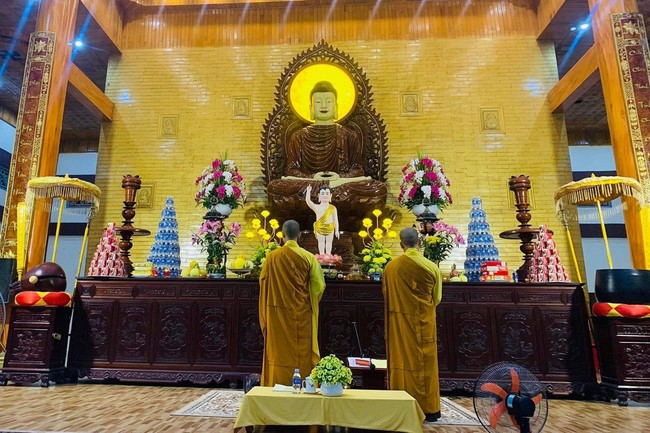 Prostrating Bodhisattva Avalokitesvara 's  names at Giai Lam pagoda