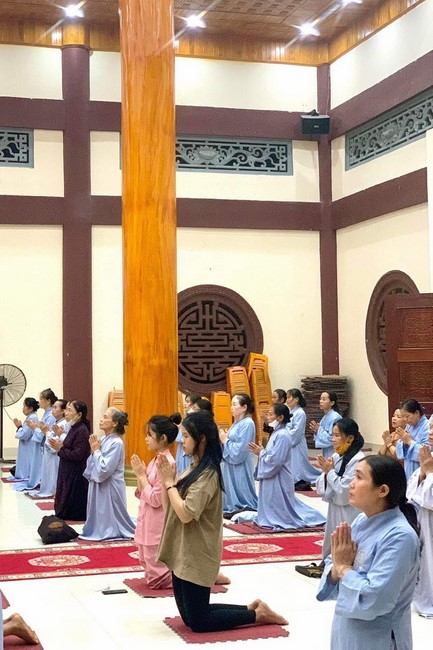 Prostrating Bodhisattva Avalokitesvara 's  names at Giai Lam pagoda