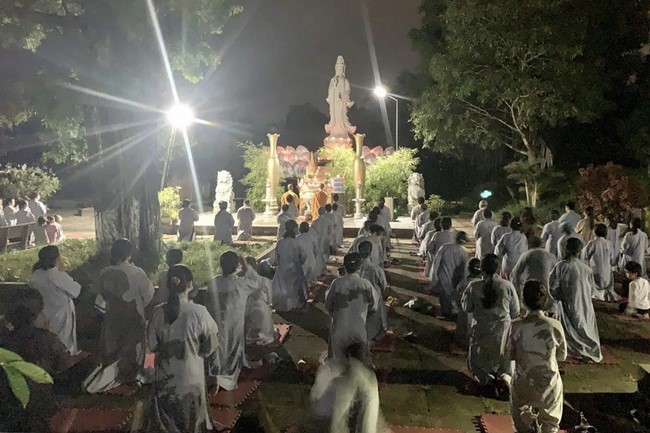 Prostrating Bodhisattva Avalokitesvara 's  names at Giai Lam pagoda