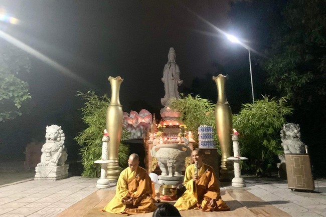 Prostrating Bodhisattva Avalokitesvara 's  names at Giai Lam pagoda