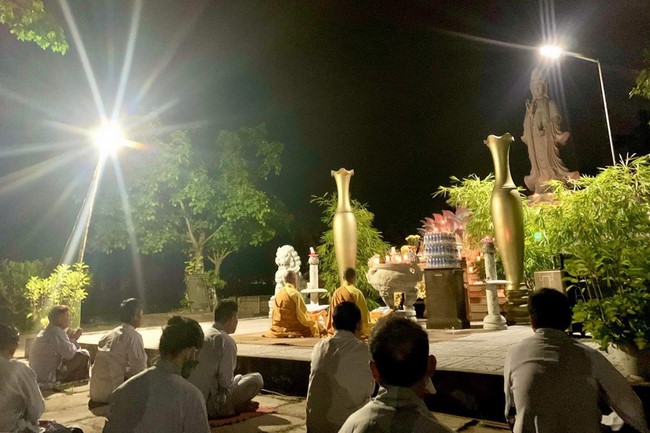 Prostrating Bodhisattva Avalokitesvara 's  names at Giai Lam pagoda