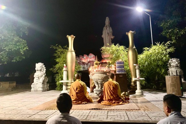 Prostrating Bodhisattva Avalokitesvara 's  names at Giai Lam pagoda