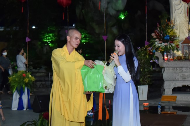 Prostrating the names Bodhisattva Avalokitesvara