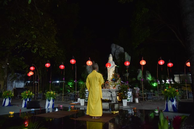 Prostrating the names Bodhisattva Avalokitesvara