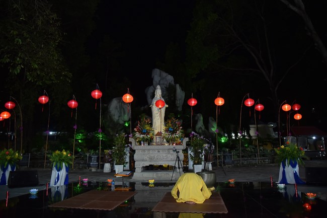 Prostrating the names Bodhisattva Avalokitesvara
