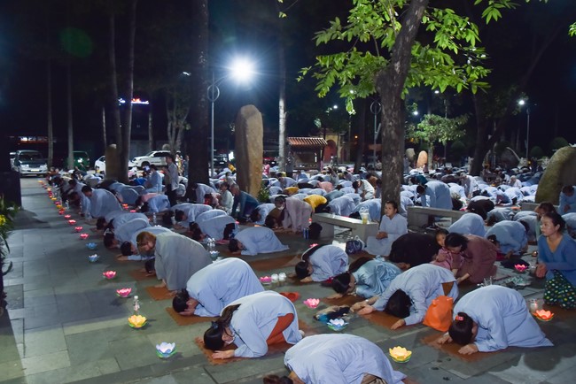 Prostrating the names Bodhisattva Avalokitesvara