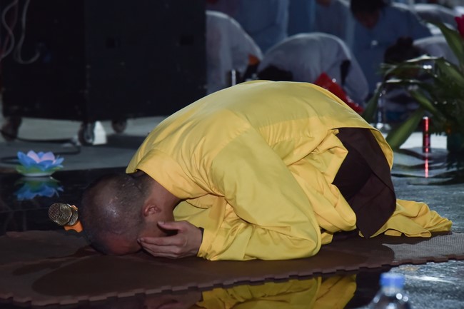 Prostrating the names Bodhisattva Avalokitesvara