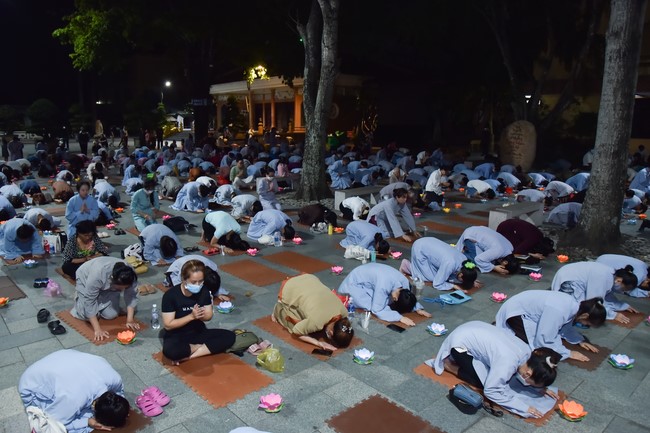 Prostrating the names Bodhisattva Avalokitesvara