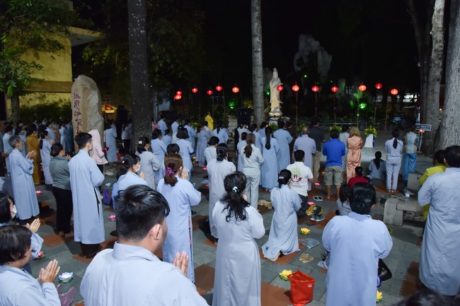 Prostrating the names Bodhisattva Avalokitesvara