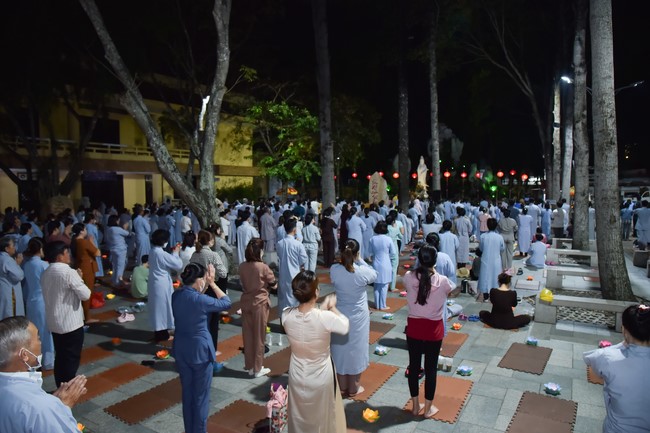 Prostrating the names Bodhisattva Avalokitesvara
