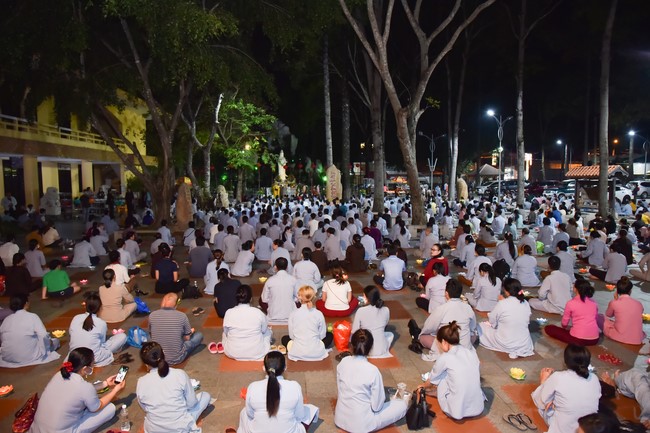 Prostrating the names Bodhisattva Avalokitesvara